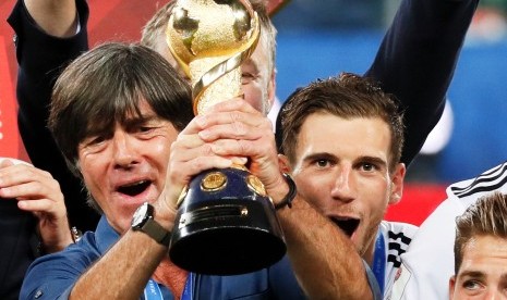 Pelatih Jerman, Joachim Loew mengangkat trofi Piala Konfederasi 2017. Jerman mengalahkan Cile, 1-0 pada partai final di Moskow, Senin (3/7) dini hari WIB.