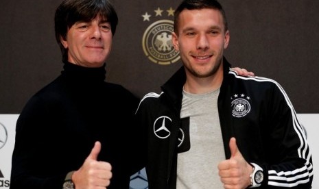 Joachim Loew (kiri) dan Lukas Podolski