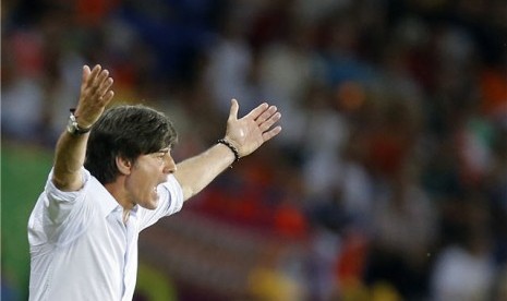 Joachim Loew, pelatih timnas Jerman, berteriak meluapkan kegembiraannya usai timnya mengalahkan Belanda di laga kedua Grup B Piala Eropa 2012 di Kharkiv, Ukraina, pada Rabu (13/6). 