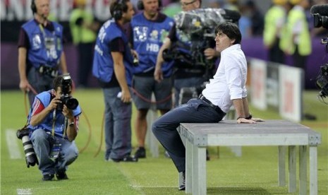 Joachim Loew, pelatih timnas Jerman, duduk di pinggir lapangan jelang pertandingan lawan Portugal di laga Grup B Piala Eropa 2012 di Lviv, Ukraina, Sabtu (9/6). 