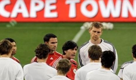 Joachim Low berbicara dengan anggota tim nasional Jerman dalam sesi latihan di Stadion Green Point, Cape Town, Afrika Selatan, Jumat 2 Juli 2010. 