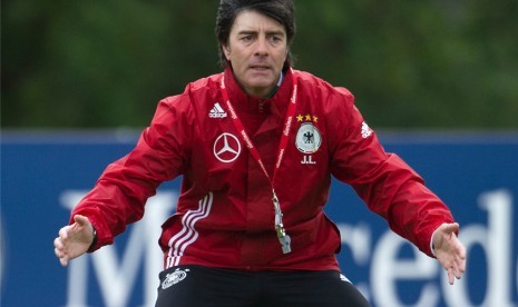 Joachim Low, pelatih timnas Jerman, memberikan contoh saat skuatnya melakukan sesi latihan di Tourrettes, Prancis, Selasa (22/5). 