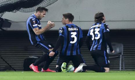 Joakim Maehle merayakan gol Atalanta ke gawang Olimpiakos, Jumat (25/2/2022) dini hari WIB.