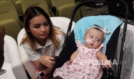 Joanna Alexandra (pemain film, sinteron dan juga model) bersama putrinya Zioni yang didiagnosis menderita penyakit langka.