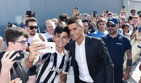 Joao Cancelo (kanan) berfoto dengan fan Juventus.