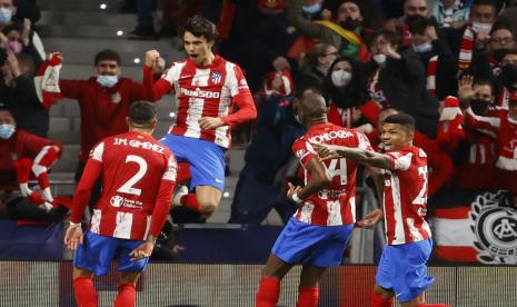 Gelandang Atletico Madrid Joao Felix (dua kiri) berselebrasi usai mencetak gol ke gawang Manchester United pada leg pertama babak 16 besar Liga Champions 2021/2022 di Estadio Wanda Metropolitano, Kamis (24/2/2022) dini hari WIB.