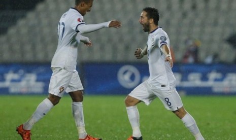 Joao Moutinho (kanan) merayakan golnya ke gawang Serbia bersama Nani.