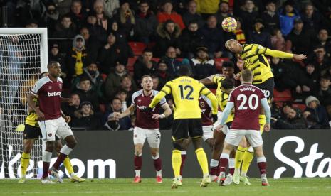 Joao Pedro dari Watford menyundul bola. 