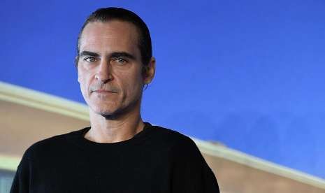 Pembawa acara yang ejek bibir Joaquin Phoenix dikecam. Ilustrasi