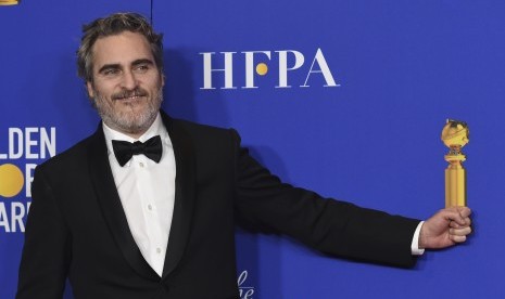 Joaquin Phoenix berpura-pura memegang trofi Golden Globe ke-77 di Beverly Hilton Hotel pada Ahad (5/1/2020), di Beverly Hills, Kalifornia, AS. Phoenix menjadi pemeran utama Napoleon.