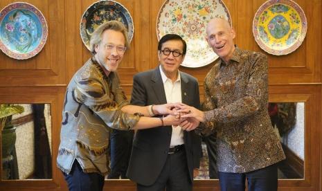 Jochum Wilderman Direktur International Department Reclassering Nederland, Yasonna Laoly Menteri Hukum dan HAM dan Duta Besar Belanda untuk Indonesia Lambert Grijns saat jamuan makan siang di Jakarta, Kamis (05/10/2023)