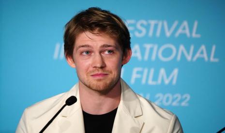 Joe Alwyn, aktor Inggris mantan kekasih Taylor Swift.