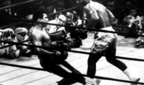 Joe Frazier saat meng-Ko Muhammad Ali dalam duel pada 1970