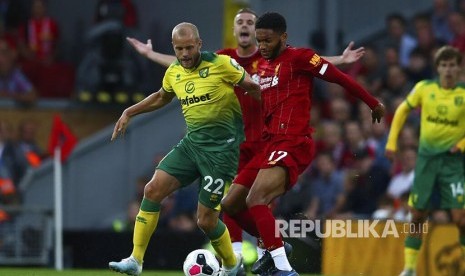 Joe Gomez (kanan) dan Teemu Pukki (kiri) berebut bola pada laga liga Inggris antara Liverpool  melawan Norwich City  di Anfield Stadium, Liverpool, Ahad (11/8) waktu setempat.