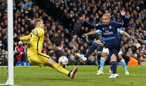 Joe Hart (kiri) saat menyelamatkan tendangan Pepe.