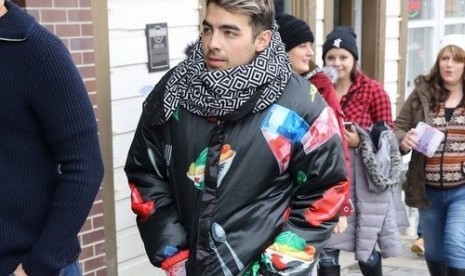 Joe Jonas mengenakan jaket bergambar mangkok ayam, uang ribuan, hingga petai.