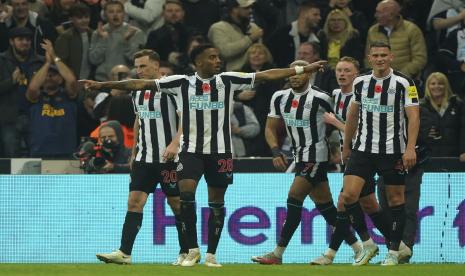 Joe Willock dari Newcastle United, kiri depan, merayakan golnya saat pertandingan sepak bola Liga Premier Inggris antara Newcastle United dan Chelsea FC di St James