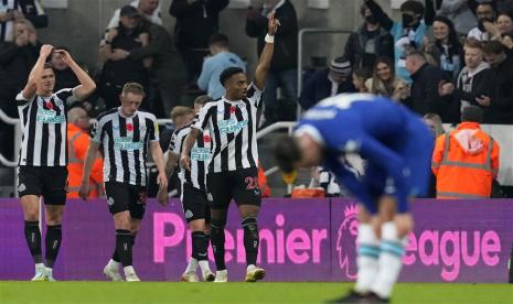 Joe Willock (kedua kanan) dari Newcastle United merayakan golnya ke gawang Chelsea dalam pertandingan sepak bola Liga Primer Inggris di St James Park, Newcastle, Ahad (13/11) dini hari WIB. Newcastle mengalahkan Chelsea 1-0.