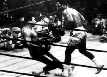 Joe Frazier saat meng-Ko Muhammad Ali dalam duel pada 1970