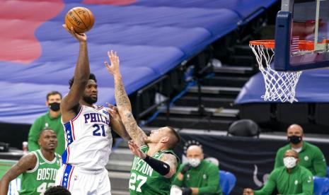 Joel Embiid (kaos putih) menjadi bintang pada laga Philadelphia 76ers vs Oklahoma City Thunder di kompetisi NBA.