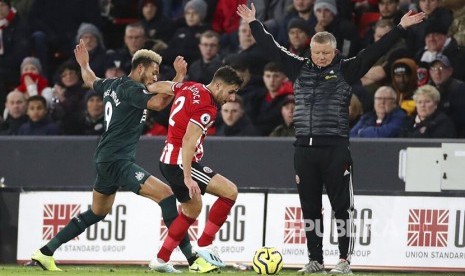 Pemain Sheffield UNited George Baldock (tengah) saat berakdi di lapangan dan disaksikan pelatih Sheffield United  Chris Wilder.