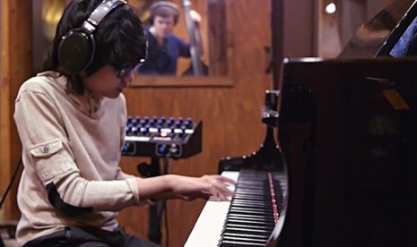 Joey Alexander dalam video musik 'City of Lights'