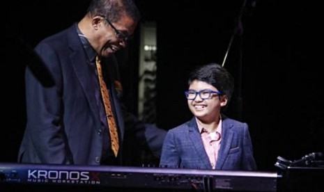 Joey Alexander (kanan) bersama  musisi legenda Herbie Hancock di Teater Apollo, New York City, pada Oktober 2014.