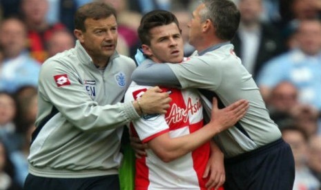 Joey Barton (tengah). Sosok olahragawan yang sulit menghilangkan nafsu berjudi. 