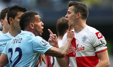 Joey Barton bersitegang dengan striker City Carlos Tevez