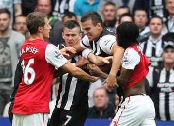 Joey Barton (dua kiri), pemain Newcastle United, terlibat perkelahian dengan pemain Arsenal, Gervinho, di laga perdana Liga Primer Inggris.