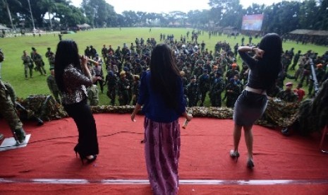 Joget dangdut.