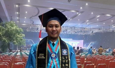 Johan Afrian Ramadha merupakan mahasiswa Program Studi (Prodi) Sistem Informasi Universitas BSI (Bina Sarana Informatika) yang lulus sebagai wisudawan terbaik dengan IPK 3,94 predikat  cumlaude. Ia mengatakan perolehan yang didapatkan ini tidak hanya membanggakan bagi ia dan keluarga namun juga dapat meningkatkan karier.