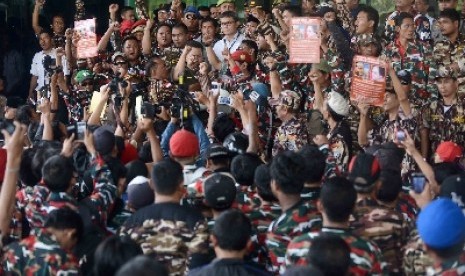  Johan Budi menemui massa dari Forum Komunikasi Putra Putri TNI Polri (FKPPI) di depan gedung KPK, Jakarta, Senin (18/8).