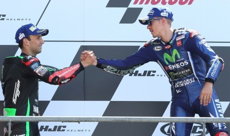 Johann Zarco (kiri) bersama MAverick Vinales.