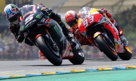 Pembalap MotoGP Johann Zarco (kiri) dan Marc Marquez. Zarco yakin Marc Marquez tetap menjadi pembalap yang luar biasa dan akan menang lagi di MotoGP segera setelah motornya lebih baik. 