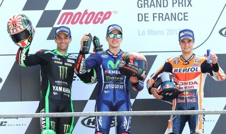 Johann Zarco (kiri), Maverick Vinales (tengah) dan Dani Pedrosa berdiri di podium juara GP Prancis.