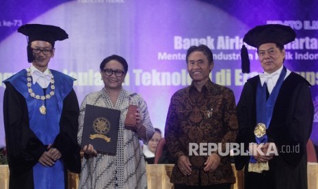  Johannes Award 2019. Menteri Luar Negeri Retno Marsudi (kedua kiri) berfoto bersama dengan Dekan Fakultas Teknik UGM Nizam (kiri) dan Rektor UGM Panut Mulyono (kedua kanan) seusai menerima Herman Johannes Award 2019, saat peringatan Hari Pendidikan Tinggi Teknik di Universitas Gadjah Mada (UGM), Sleman, DI Yogyakarta, Jumat (22/2/2019).