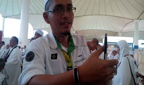 Johari, petugas haji dari Tabung Haji Malaysia, menunjukkan gelang haji digital saat mendampingi jamaah haji asal Malaysia, di Bandara Internasional King Abdul Aziz Jeddah, pekan lalu. (Republika/Zaky Alhamzah)