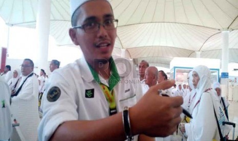 Johari, petugas haji dari Tabung Haji Malaysia, menunjukkan gelang haji digital saat mendampingi jamaah haji asal Malaysia, di Bandara Internasional King Abdul Aziz Jeddah. Tahun 2022, Tabung Haji membagikan keuntungan 3,1 persen pada jamaah, sama secara porsi dengan 2021 namun beda secara nominal.