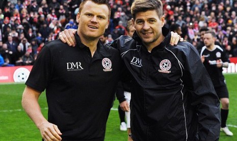 John Arne Riise (kiri) dan Steven Gerrard berfoto bersama sebelum laga amal di Anfield, Liverpool, Maret 2015.