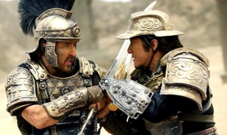 John Cusack (kiri) dan Jackie Chan dalam salah satu adegan di Dragon Blade. 