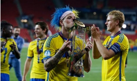 John Guidetti mencium trofi juara Piala Eropa U-21