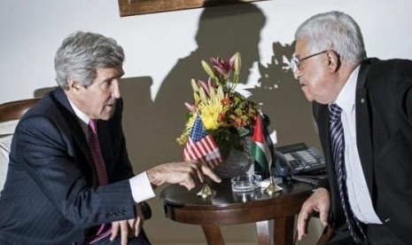 John Kerry and Mahmoud Abbas