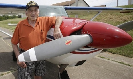 John Lawton poses by his Cessna 172 airplane in Wadsworth, Ohio. Lawton will attempt to make 90 flying passages across the US-Canadian border. (file photo) 