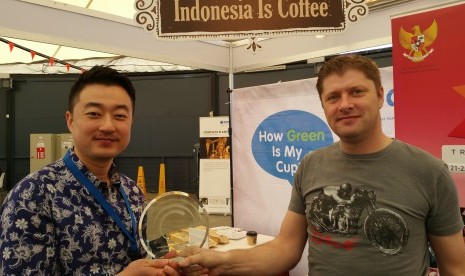 John Lee (Kiri) dan Clive Samuel (kanan) dari PT Tanamera Kopi Indonesia, Jakarta memenangkan penghargaan internasional kopi di Australia. 