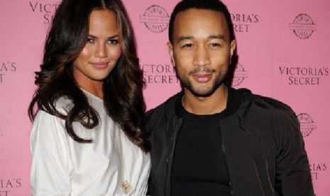 John Legend dan kekasihnya Chrissy Taigen 