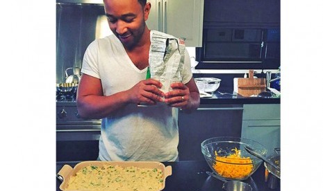 John Legend menyiapkan makanan di dapur. 