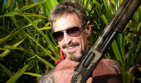 John McAfee mengambil potret dirinya dalam pelarian di  Belize