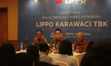 John Riady CEO PT Lippo Karawaci Tbk (tengah) dalam acara media gathering dan halal bihalal bersama media.