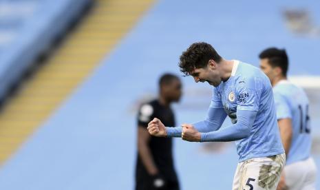 John Stones dari Manchester City merayakan akhir pertandingan sepak bola Liga Utama Inggris antara Manchester City dan West Ham United di stadion Etihad di Manchester, Inggris, Sabtu, 27 Februari 2021. 